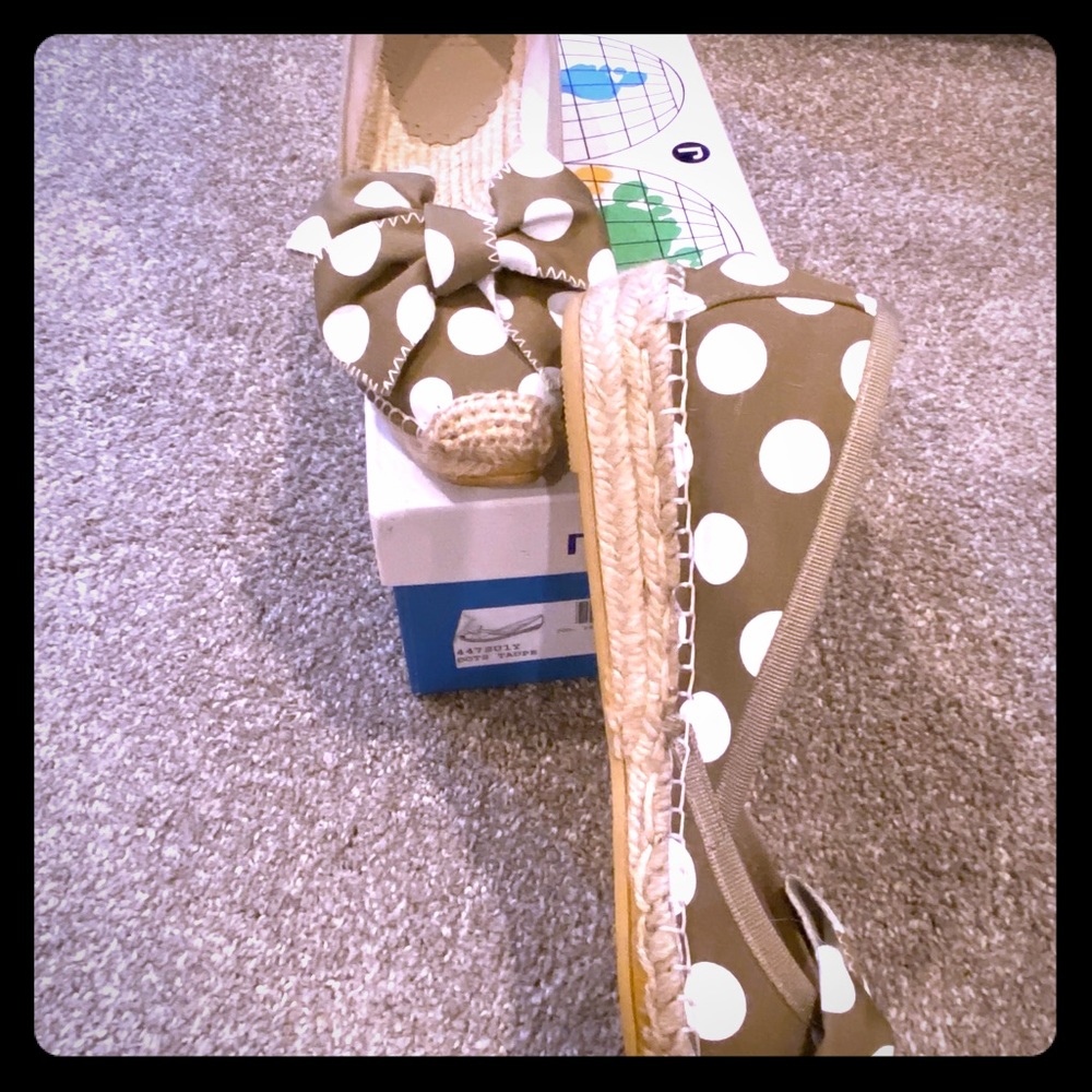 Low polka dot wedges